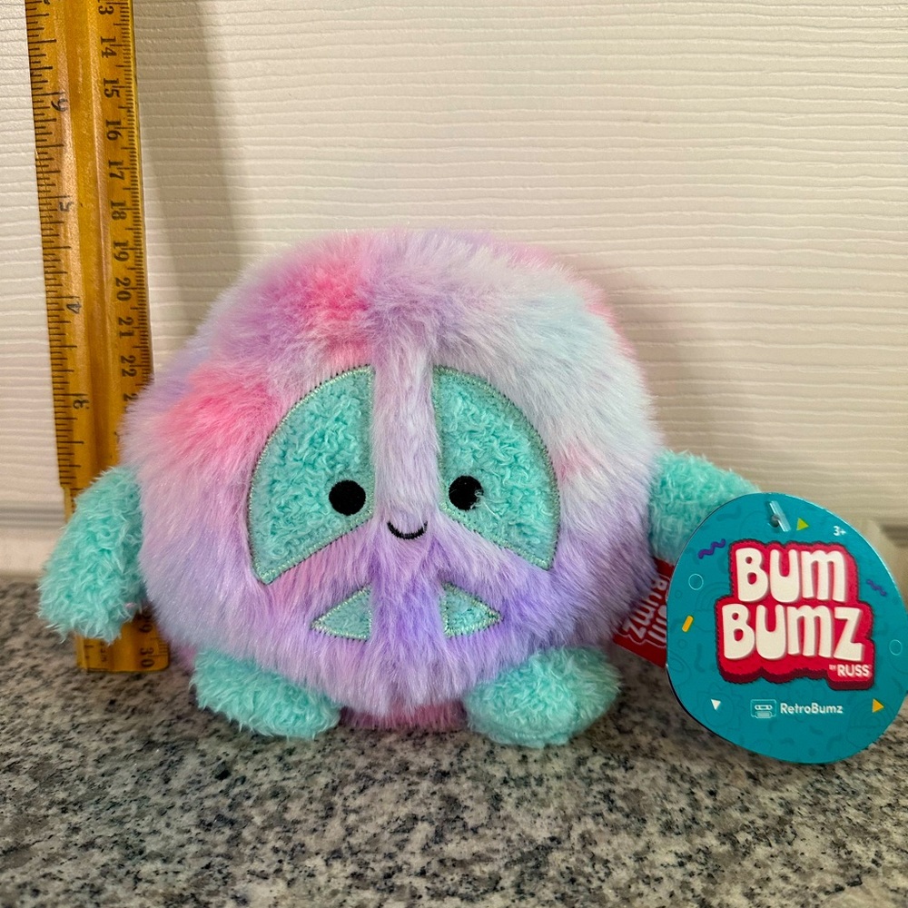 NWT 4.5” Megs peace sign bumbumz